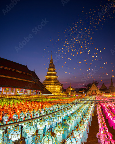 Quadro su tela Paper lanterns in the Yee Peng Festival decorate around Lamphun downtown, Thailand