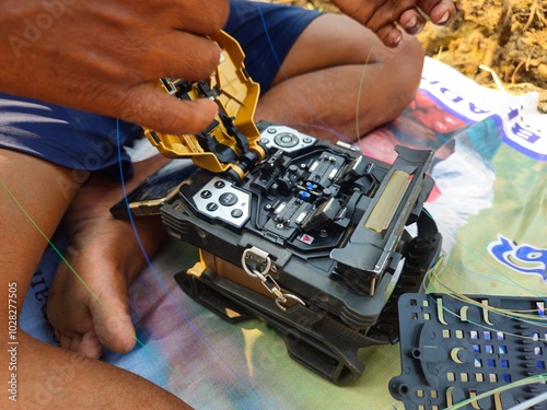 Canvastavla Template Indian Male Technician Fiberoptic Fusion Splicing