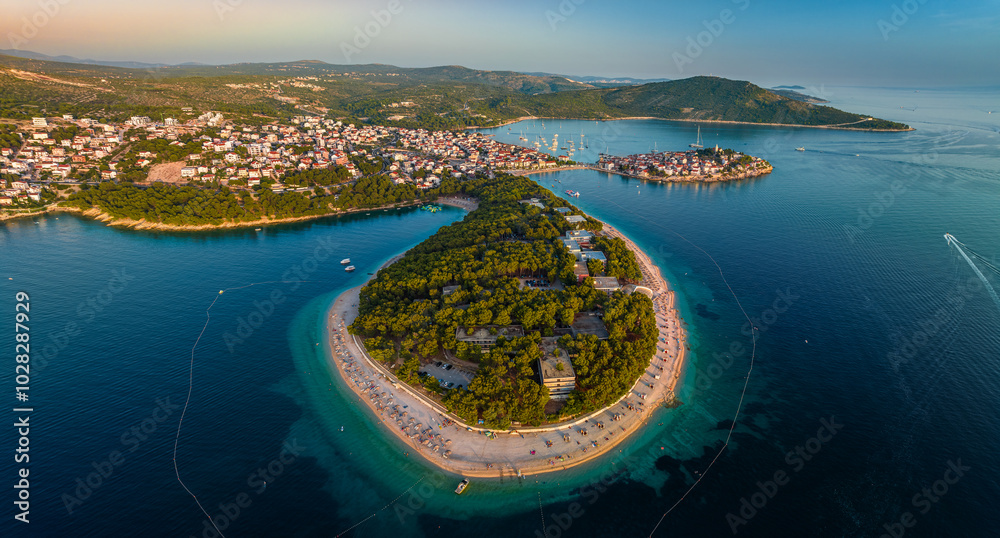 Φωτογραφία Primosten, Croatia - Aerial panoramic view of Primosten peninsula, beaches and old town on a sunny summer morning in Dalmatia, Croatia