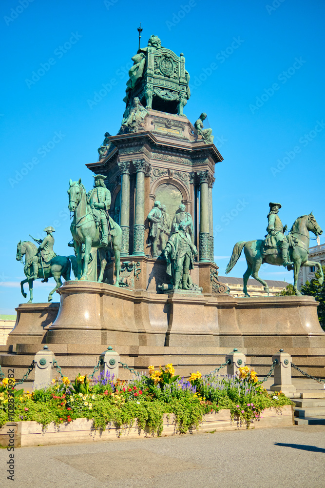 Fototapeta premium Statues at Maria Theresien Platz, Vienna