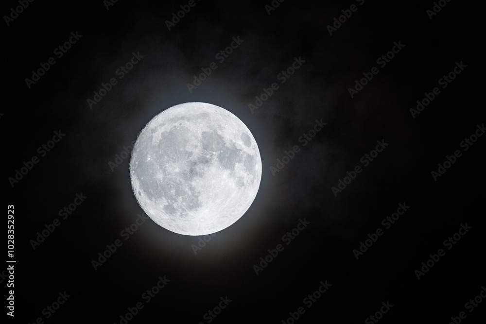 夜空に輝く美しい月