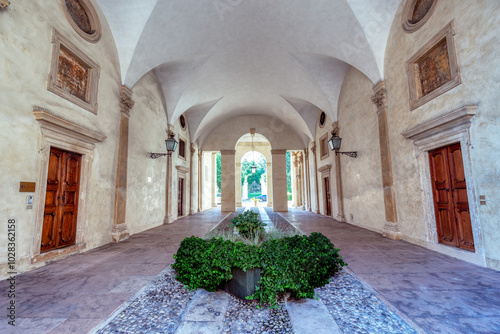 Fotografía The courtyard of the Palazzo Thiene Bonin Longare is a patrician palace in Vicenza, northern Italy