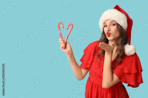 Young woman in Santa hat ho...