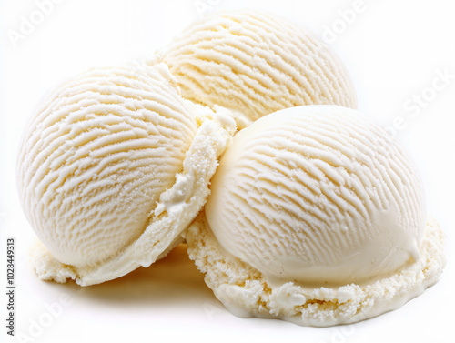 Tre palline di gelato alla vaniglia scontornate su fondo bianco neutro con ombra