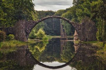 Papier peint photo Le Rakotzbrücke Pont du Diable mystique de Kromlau  © Enrico Obergefäll