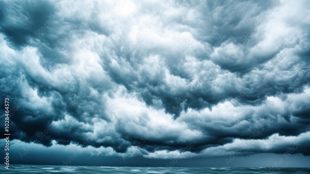 Obraz premium Massive storm clouds hovering over the ocean