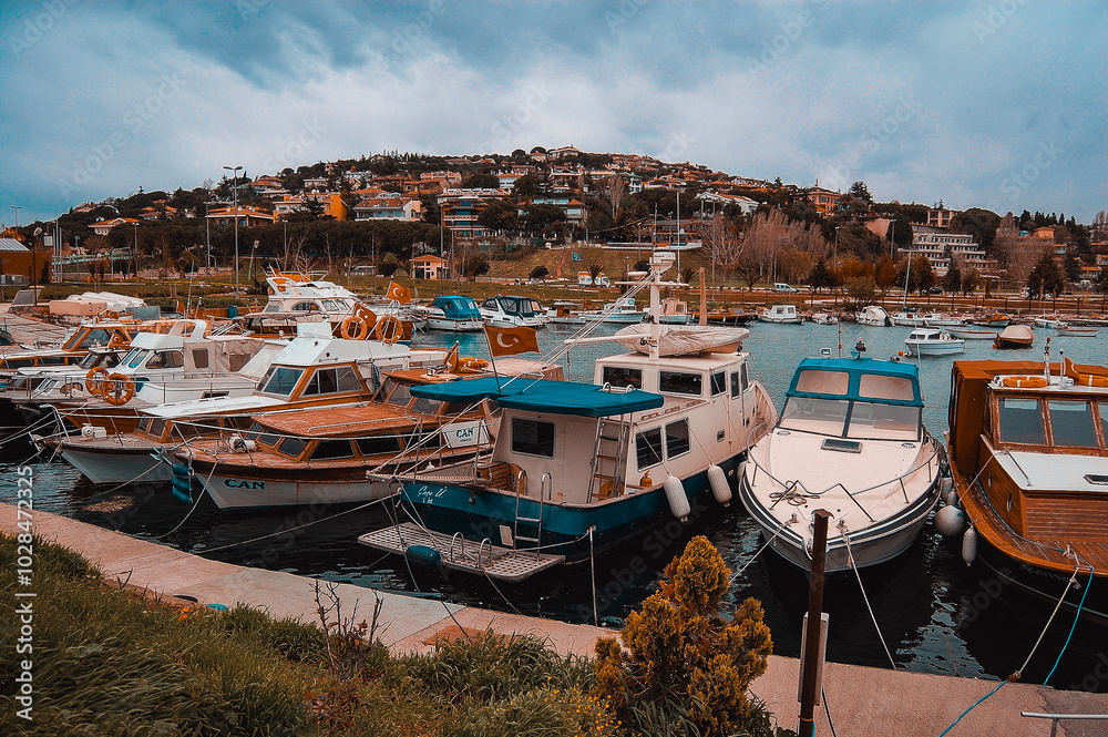 Obraz premium boats in the port country