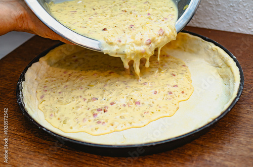 Zwiebelkuchen in der Herstellung Stück im ganzen schwäbisch baden württemberg step by step photo