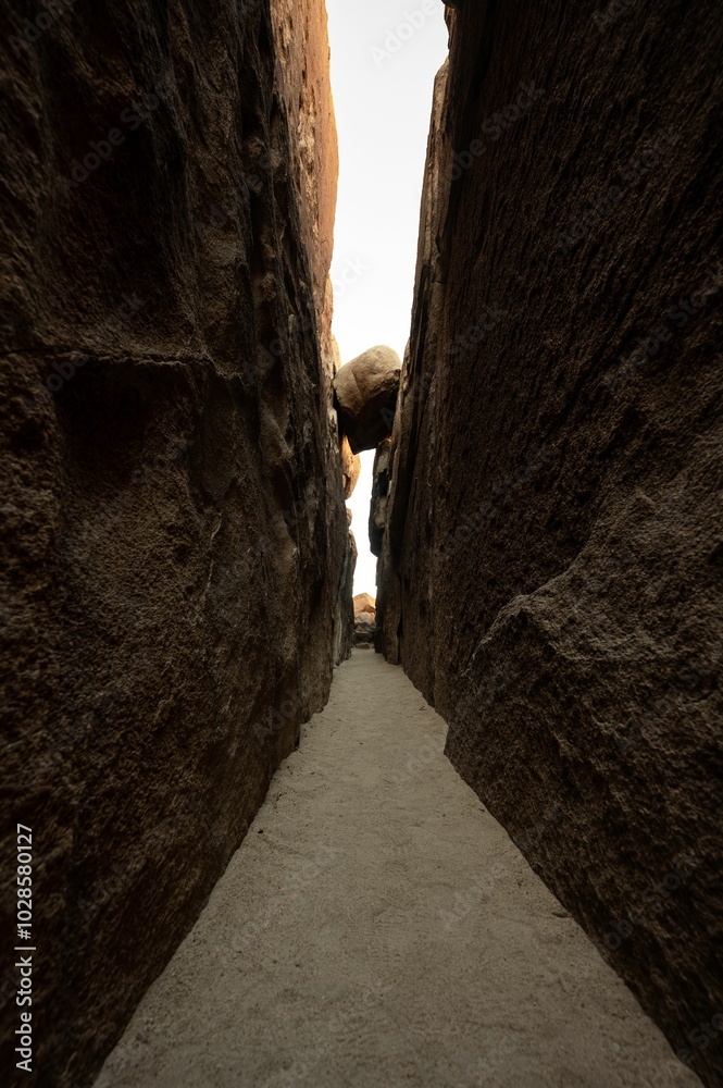 Obraz premium Narrow pathway between tall rock formations