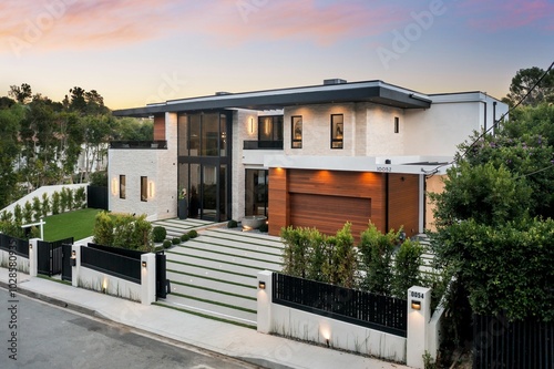 Cuadro en lienzo Modern luxury house exterior at sunset.