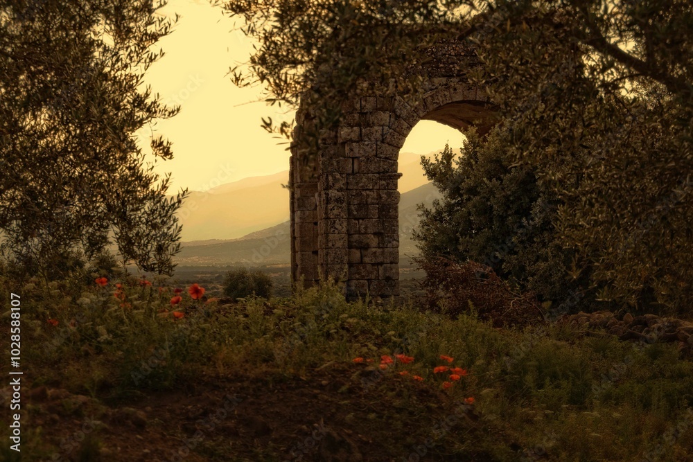 Obraz premium Ancient stone archway at sunset