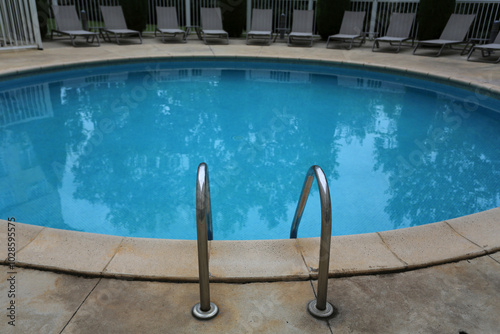 Echelle de piscine avec margelle en pierre photo