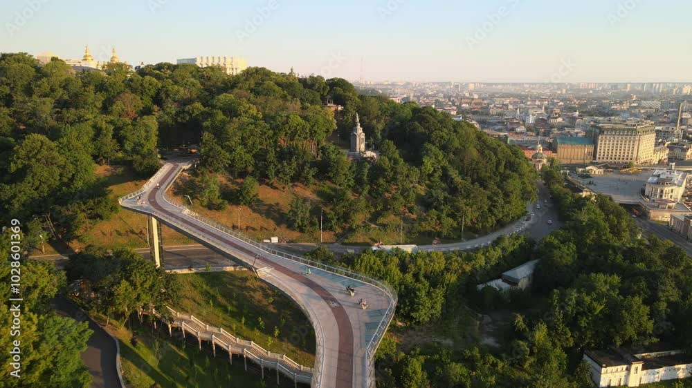 Drone on Arch of Friendship in Kyiv, reveals the statue of Volodymyr the Great between trees Drone on Arch of Friendship in Kyiv, reveals the statue of Volodymyr the Great between trees