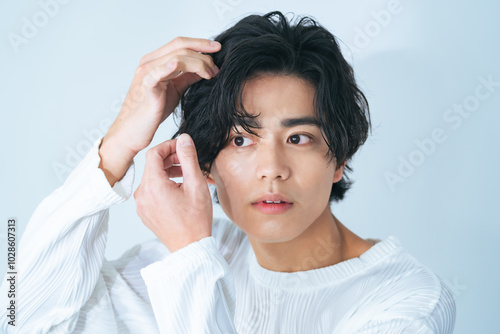 男性、ヘアケア、ヘアスタイル、鏡、美容、ヘアセット、身だしなみ、スキンケア、日本人、洗顔、ナチュラル、ワックス、ジェル、トリートメント、シャンプー、パーマ、Z世代、若い、20代、美髪、イケメン、ハンサム、メンズ、コスメ、化粧品、清潔感、頭皮ケア、オイル、ボリューム感、毛先、ホールド、朝、爽やか、保湿、キューティクル、キープ、笑顔、リラックス、ビューティー、ライフスタイル、室内、髪型、黒髪、ショート photo