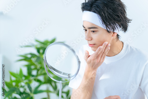 スキンケア、男性、鏡、美容、コスメ、化粧品、チェック、セルフケア、メンズ、日本人、笑顔、若い、20代、メンズコスメ、男性用化粧品、ニキビケア、アクネケア、ビューティー、嬉しい、治療、ヘアバンド、素肌、肌ケア、美肌、美白、美顔、コピースペース、イケメン、清潔感、透明感、クレンジング、洗顔、ニキビ、肌荒れ、予防、保湿、アンチエイジング、フェイシャル、基礎化粧品、メイク、化粧水、ライフスタイル、張り、つ photo