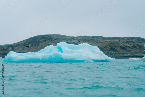 ヨークルスアゥルロゥンの氷河湖