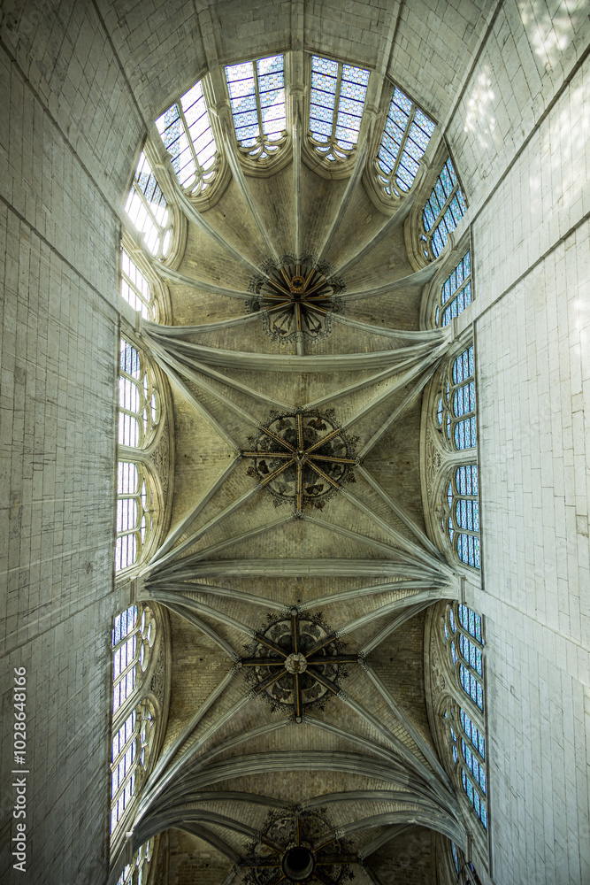 L' Église Saint-Pierre d' Auxerre L' Église Saint-Pierre d' Auxerre