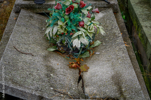 Konstfotografi Old forgotten tombstone in the city cemetery