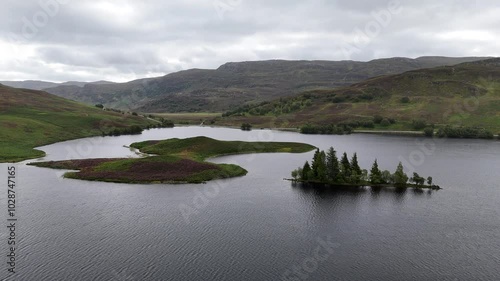 vol au drone au dessus du Loch Tarff,  Ecosse photo