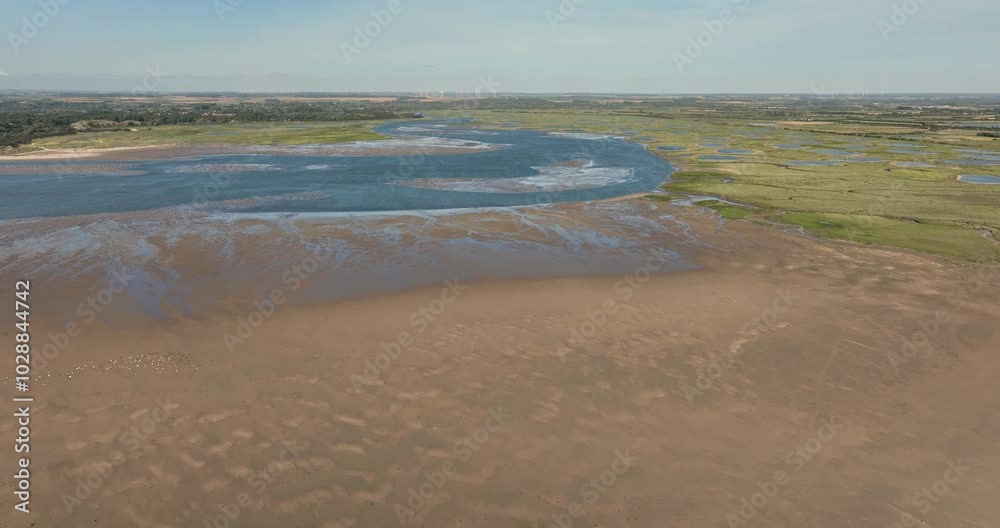 Vue aérienne de la baie d'Authie et des mares avec les huttes de chasse Vue aérienne de la baie d'Authie et des mares avec les huttes de chasse