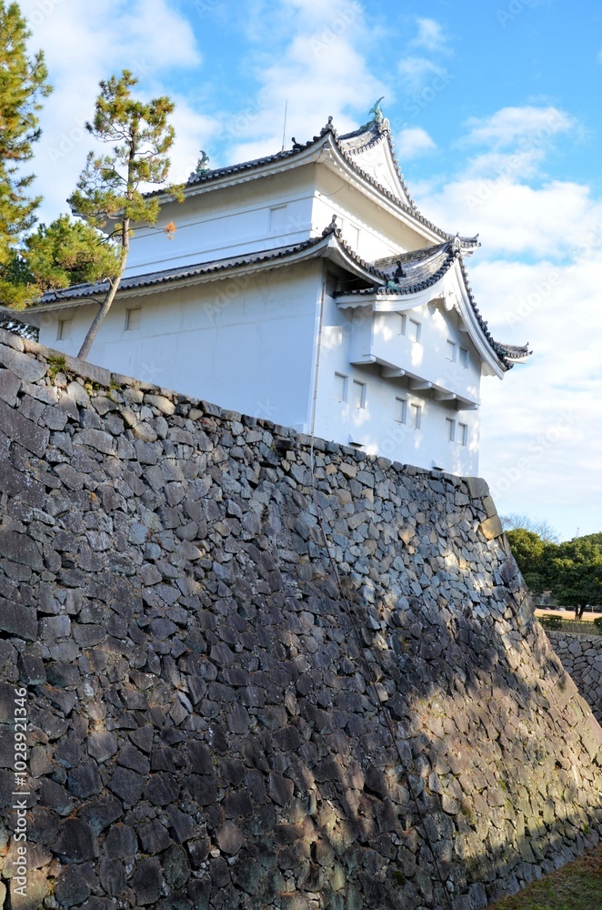 Fototapeta premium 青空と石垣と白亜の城郭(名古屋城 東南隅櫓)