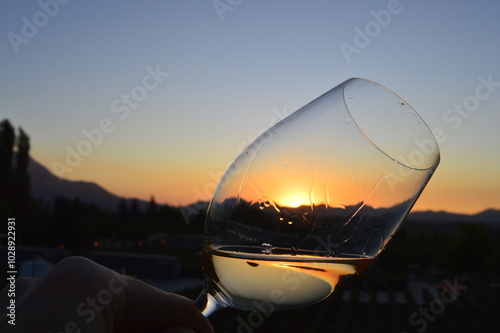 Pôr do sol na taça de vinho