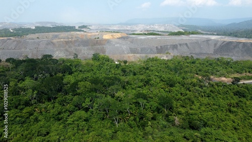 Obraz na plátně Huge open mine at the brink of the rainforest in Brazil