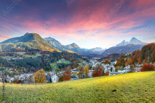 Obraz na płótnie Astonishing autumn landscape and view on Berchtesgaden town. w salonie