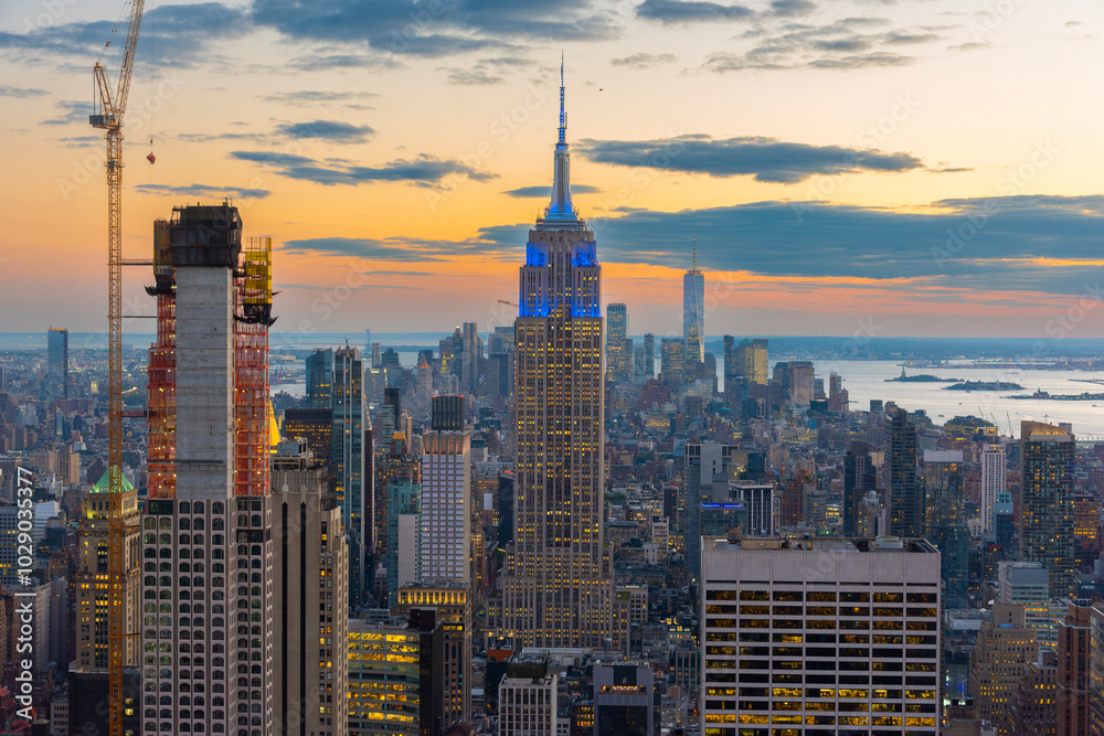 Naklejka premium New York skyline with the Empire State Building as the main subject at sunset