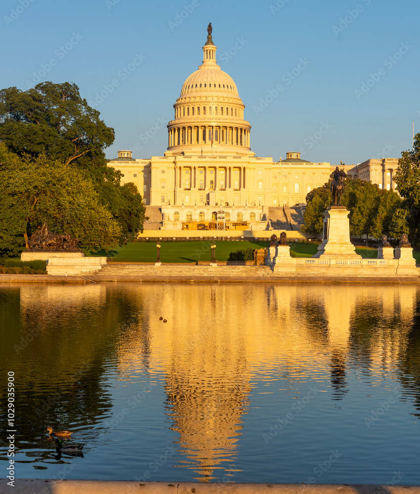 Obraz premium United States Capitol reflected on the water at dusk