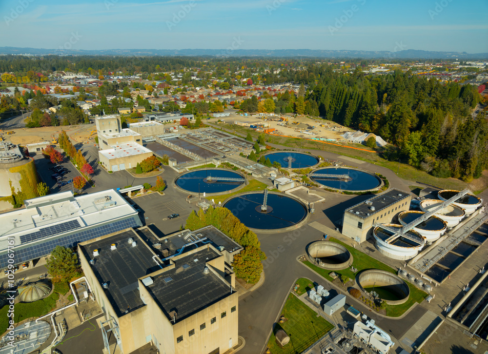 Obraz premium A city with a large water treatment plant in the center