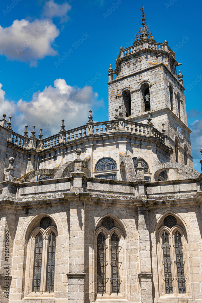 Fototapeta premium Fotografía vertical lado este de la catedral gótica de Lugo, España. Con cielo editado