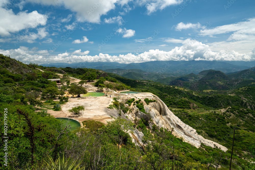 Obraz premium HIerve el Agua, formation géologique particulière située dans l'État de Oaxaca au Mexique