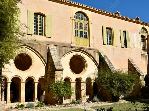 Façade intérieure, du Cloître de L'abbaye Sainte-Marie de Valmagne  photo