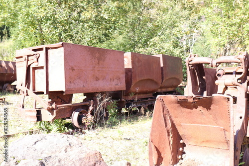 Alte Erzabbauwaggons. Erzgewinnung.