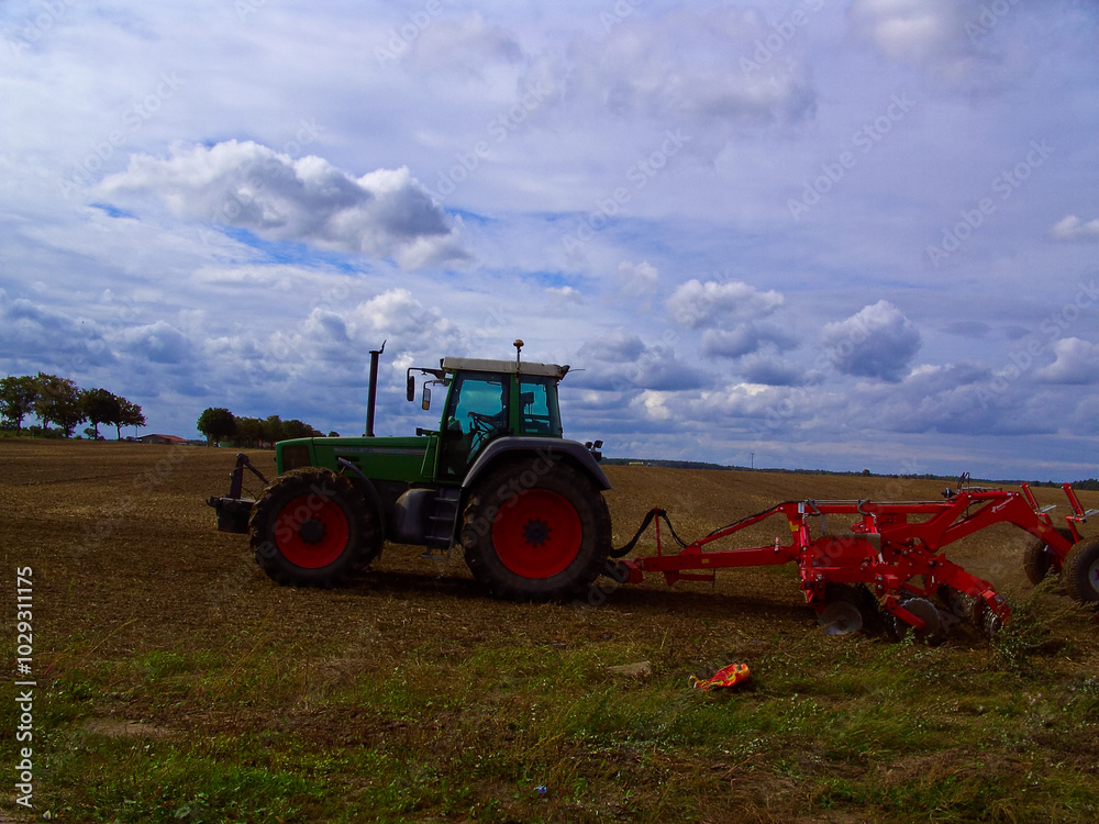 Fototapeta premium Feldbearbeitung mit dem Traktor nach der Maisernte
