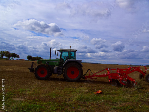 Feldbearbeitung mit dem Traktor nach der Maisernte photo