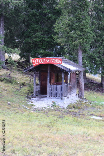 Skischule in den Dolomiten. photo