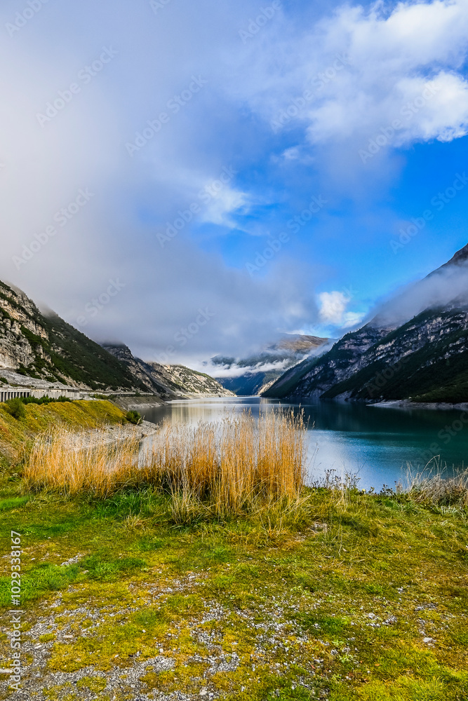 Livigno, Stausee, See, Speichersee, Lago di Livigno, Bergstrasse, Tunnel, Zoll, Dorf, Wanderweg, Seeufer, Nationalpark, Bergtal, Herbst, Italien