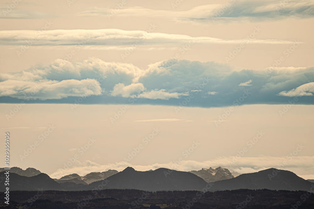 Fototapeta premium A beautifully cloudy sky with majestic mountains in the background