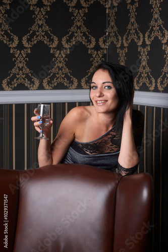 Obraz na płótnie Brunette with glass of champagne w salonie