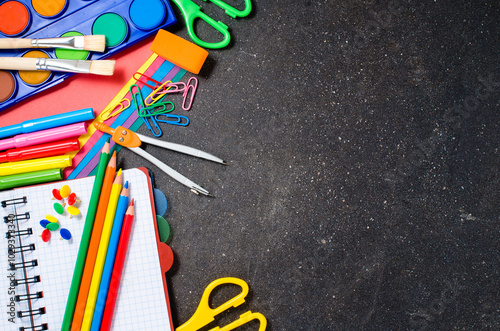Obraz na płótnie School supplies on dark table w salonie