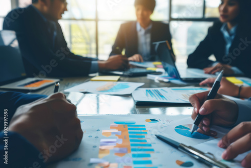 Un team aziendale collabora attivamente durante una riunione in ufficio, discutendo soluzioni strategiche e sviluppando idee innovative per pianificare il futuro