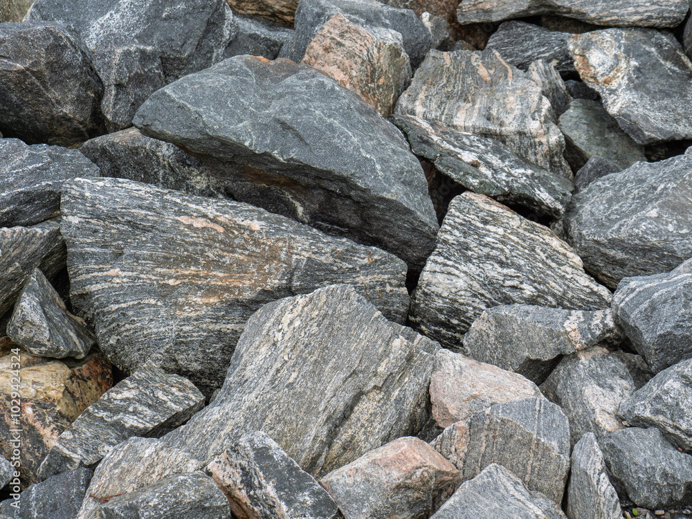 große Anzahl an Granitsteinen in unterschiedlichen Farben