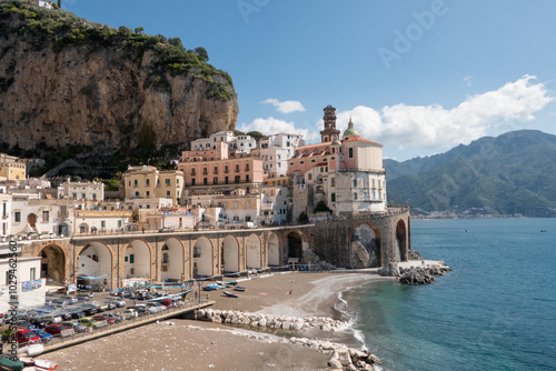 Die Amalfiküste in Italien mit dem Meer und blauem Himmel