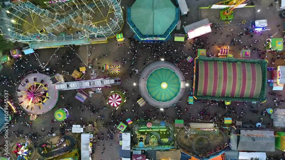 Vista aérea de una feria colorida 