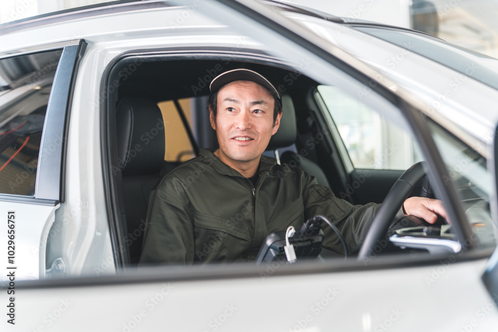 OBD車検・自動車に故障診断機・スキャンツールを接続し診断する整備士
OBD車検・自動車に故障診断機・スキャンツールを接続し診断する整備士