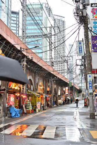 雨の日の新橋駅烏森口から眺めるガード下飲食店街の様子