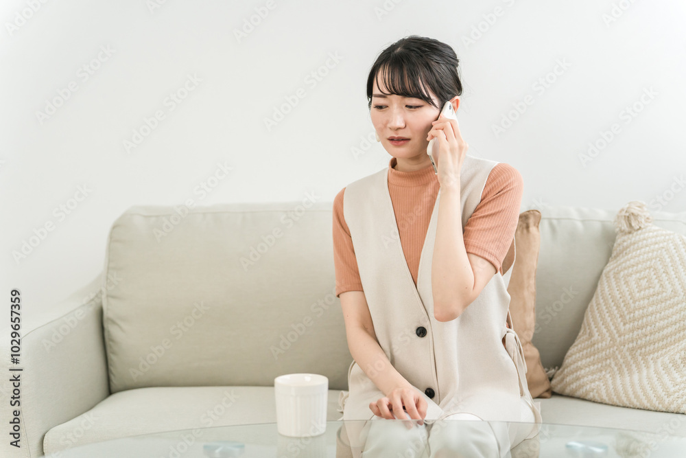 家でスマホを使って会話しながら悲しい・ショック・ストレスを抱えるアジア人女性
家でスマホを使って会話しながら悲しい・ショック・ストレスを抱えるアジア人女性