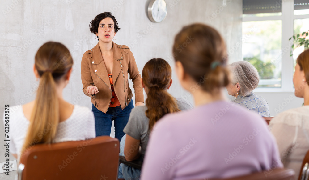 Obraz premium Female teacher is giving lecture for students in the university class